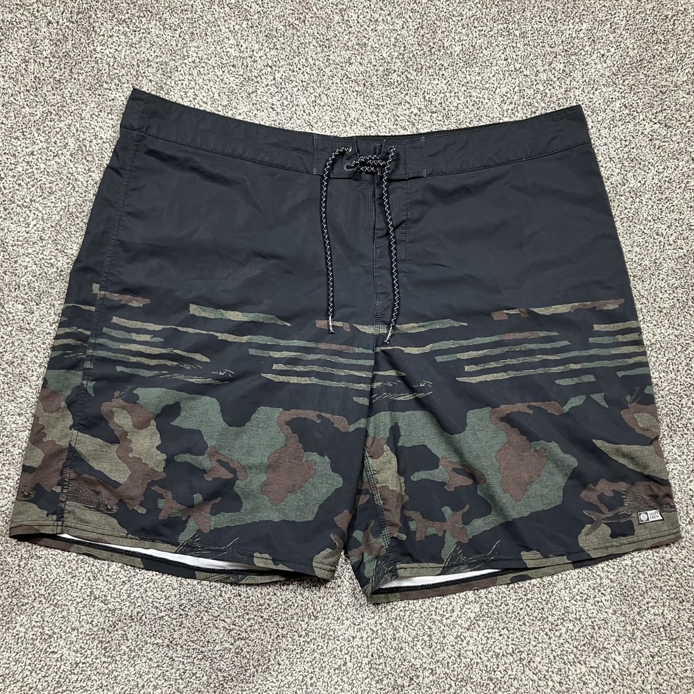 SALTY CREW Mens Shorts Size 44 Hybrid CAMO Striped Walking Swim Casual Golf Fish